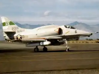 орудийные блоки с ракетами на узлах подвески под крыльями палубного штурмовика A-4E Skyhawk