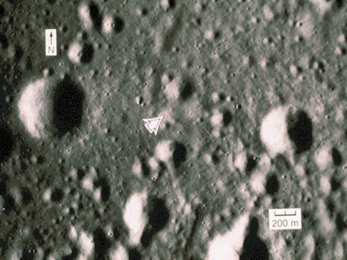 Район посадки «Аполлона-17» ещё более крупно. У левого края снимка — кратер Камелот[англ.]