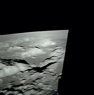 Район Таурус—Литтров, снятый Сернаном за один виток до посадки. В центре — Южный массив. Чуть ниже него виден командно-служебный модуль