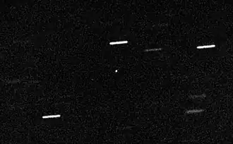 Фотография 1I/Оумуамуа (светлая точка в центре), сделанная с помощью 4,2-метрового телескопа «Уильям Гершель» на Канарских островах 28 октября 2017 года