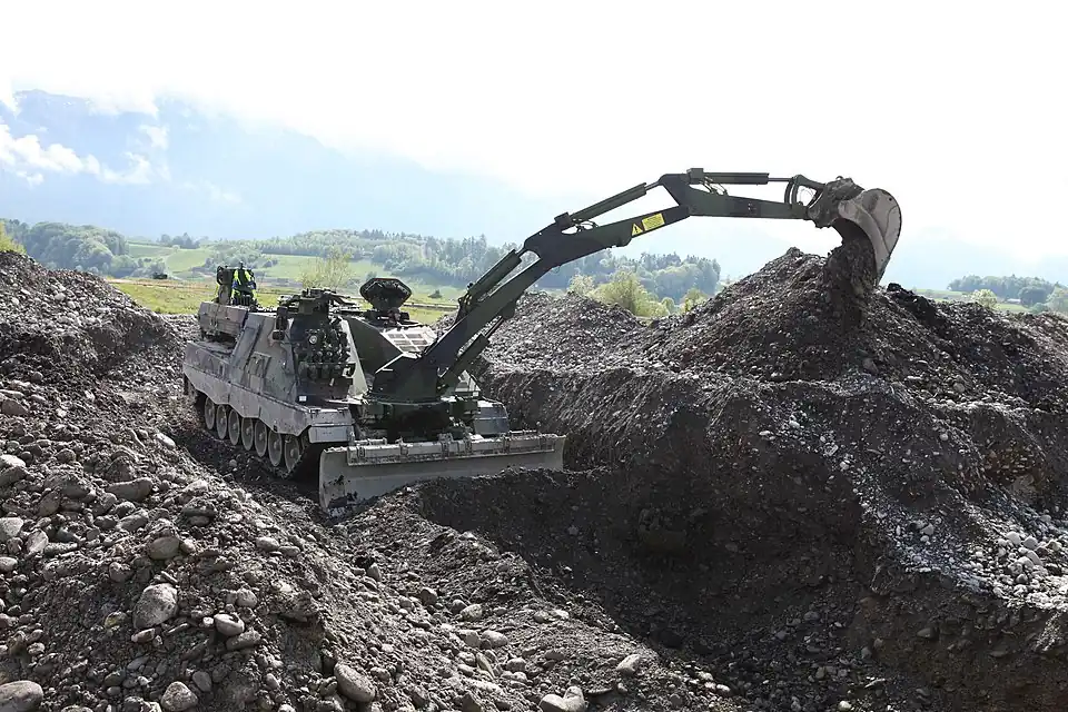 Две точки поворота на стреле экскаватора AEV 3 Kodiak хорошо видны во время копания.