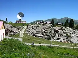 Вид на радиополигон "Орбита" с юга, фрагмент строения слева - одно из зданий Тянь-Шаньской астрономической обсерватории (ТШАО)