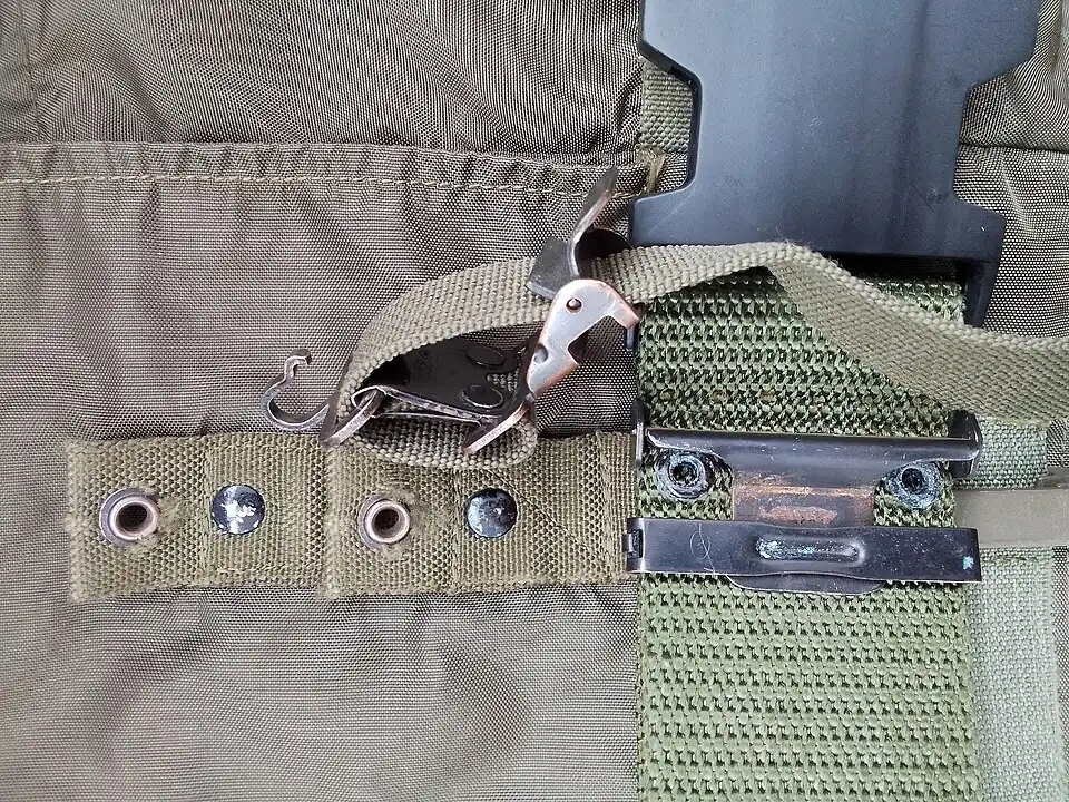 Сдвоенный ряд системы M-1910 с двойным крючком, образованный рядом пришитыми на рюкзаке креплениями с люверсами, позволяющими крепить к рюкзаку кроме лямки дополнительное снаряжение, и соответствующие крючки для крепления на лямке рюкзака. Для сравнения, двойной ряд образованный люверсами прикрепленными в пистолетном ремне.