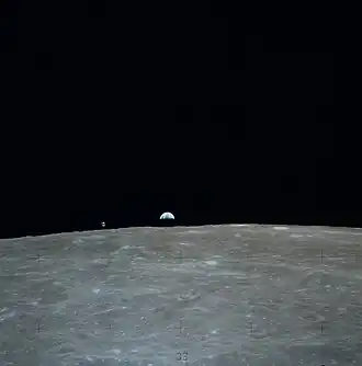 Командный модуль Аполлона-16 над сателлитным кратером Саха W.