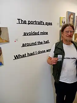 Поэт Джефф Кемп на фоне собственного хайку на английском