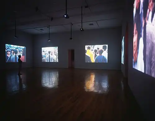 «Женщина-игла», вид экспозиции в музее PS1en (2001).