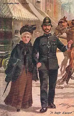 Спасительный эскорт (полисмен переводит знатную даму через дорогу).