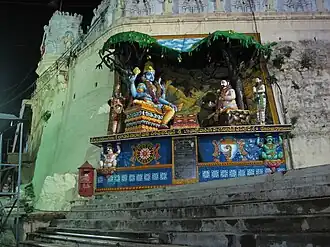 изображение Хатхирама, играющего в кости с Баладжи, возле храма Венкатешвары