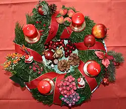 Рождественский венок из Германии со всеми традиционными атрибутами
