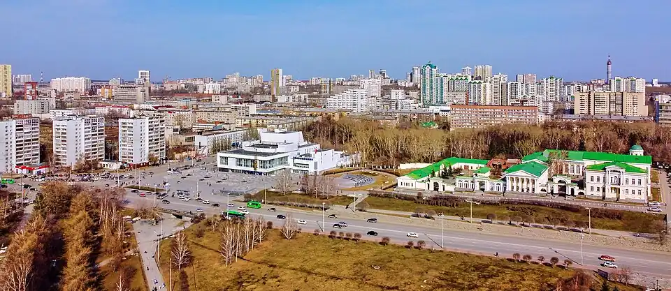 Справа на переднем плане — усадьба Расторгуевых — Харитоновых, левее — ТЮЗ