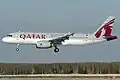 Airbus A320 авиакомпании Qatar Airways заходит на посадку в Домодедове