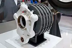 Тормоз колеса самолёта А350. На переднем плане — корпус поршня — штамповка из алюминиевого сплава