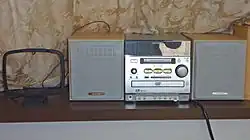 Музыкальный центр AIWA XR-V10MD с поддержкой MD, CD-R, CD-RW и DVD-Video, характерный для начала 2000-х годов
