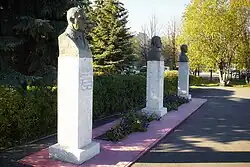 Бюсты героев (Н.С. Герасимова, А.М. Матросова и Н.К. Джорджадзе) в парке в новой (верхней) части посёлка