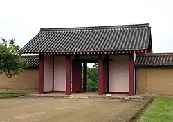 Реставрированные восточные ворота, земляная стена и дорога замка Акита IX века.