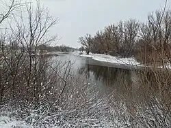 Среднее течение реки у рабочего посёлка Октябрьский в декабре 2024 года