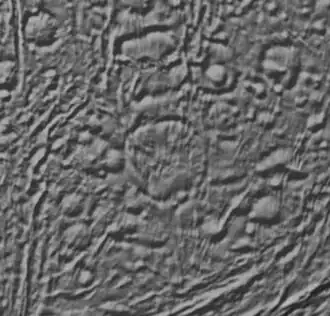 Кратер Аль-Факик (в центре), снятый космической станцией «Кассини-Гюйгенс». Вверху видно меньший кратер Марджана