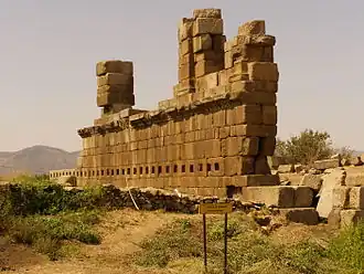 Стена здания городского совета (булевтерий)