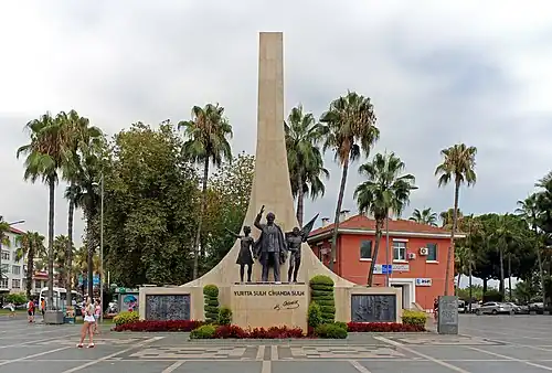 Памятник Ататюрку