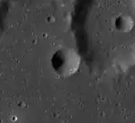 Сателлитные кратеры Аль-Баттани С и В. Снимок зонда Lunar Reconnaissance Orbiter.