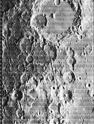 Снимок зонда Lunar Orbiter - IV. Кратер Аль-Баттани в верхней части снимка