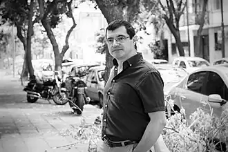 А. А. Гонсалес возле своего дома в Буэнос-Айресе. Фото Юлии Венедиктовой