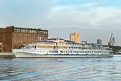 Круизный теплоход