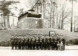 Алексеев А.Н. с танкистами 81-го гв. мсп после установки на постамент танка "Мать-Родина". Эберсвальде 1965.