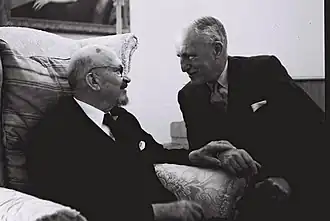 Александер Кнокс Хельм (справа) и президент Израиля Хаим Вейцман.