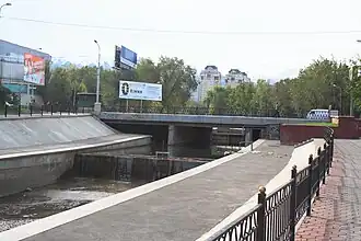 Мост через реку.