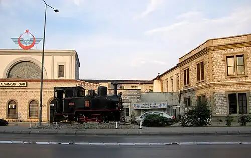 Паровоз перед вокзалом