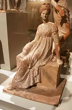 Состоятельные женщины «среднего класса»: так называемые Танагрские статуэтки, Древняя Греция, 325–150 гг. до н. э., Старый музей