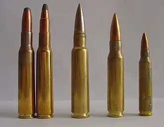 Два патрона 7×57 мм слева (рядом с 7,5×55 мм Шмидт-Рубин), .308 Winchester и .223 Remington