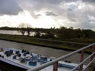 Вид с моста через Амстердам-Рейн-канал на канал, западную часть Ньиве-Дип и Флевопарк