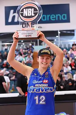 Эми Этвелл в форме «Бендиго Брейвз» после победы в чемпионате NBL1 (20 августа 2023)
