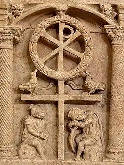 Композиция Анастасис (Воскресение) с хризмой (монограммой Христа). Боковая стенка древнеримского саркофага. Ок. 350 г. н. э. Мрамор. Ватиканские музеи