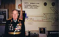 Анатолий Дорофеев у карты боевого пути 5 гв. сд. 1996.