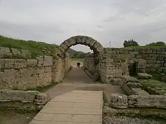 Подход к коридору. Справа виднеется Портик Эхо