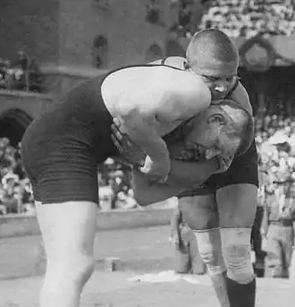 Варга (справа) против Андерса Альгрена на Олимпийских играх 1912 года