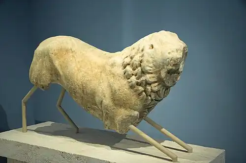 Статуя льва. Ок. 320 год до н. э. Археологический музей Палеополиса[исп.]