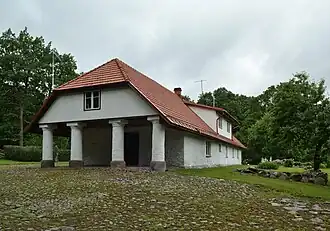 Один из жилых домов работников мызы