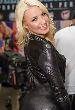 Порнозвезда Анника Элбрайт, 2015 год (18 июля)