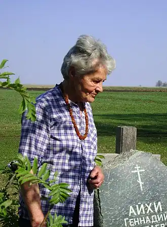 На могиле поэта Геннадия Айги в селе Шаймурзино. 5 мая 2010 года