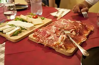 Традиционное антипасто в городке Фьюмефреддо-Бруцио (Калабрия) — четыре вида свинины, сыр пекорино разных периодов зрелости