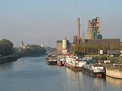 Цементный завод CBR и церковь (район Калон в Антуане)