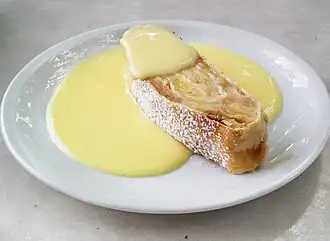 Яблочный штрудель с ванильным соусом