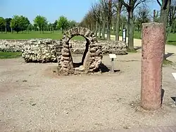 Фрагмент акведука (посередине) и мильный камень (справа)