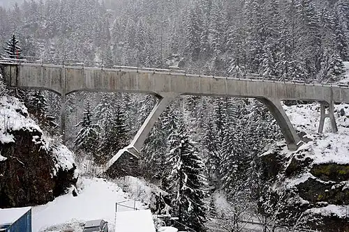 Акведук в деревне Ле-Шатлар[англ.] (о́круг Сен-Морис[англ.], кантон Вале, Швейцария)