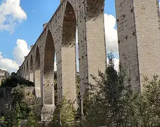 Выступающие камни — крепления строительных лесов