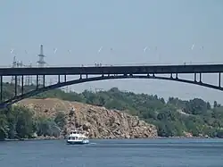 Железный арочный мост. Скалы правого берега.